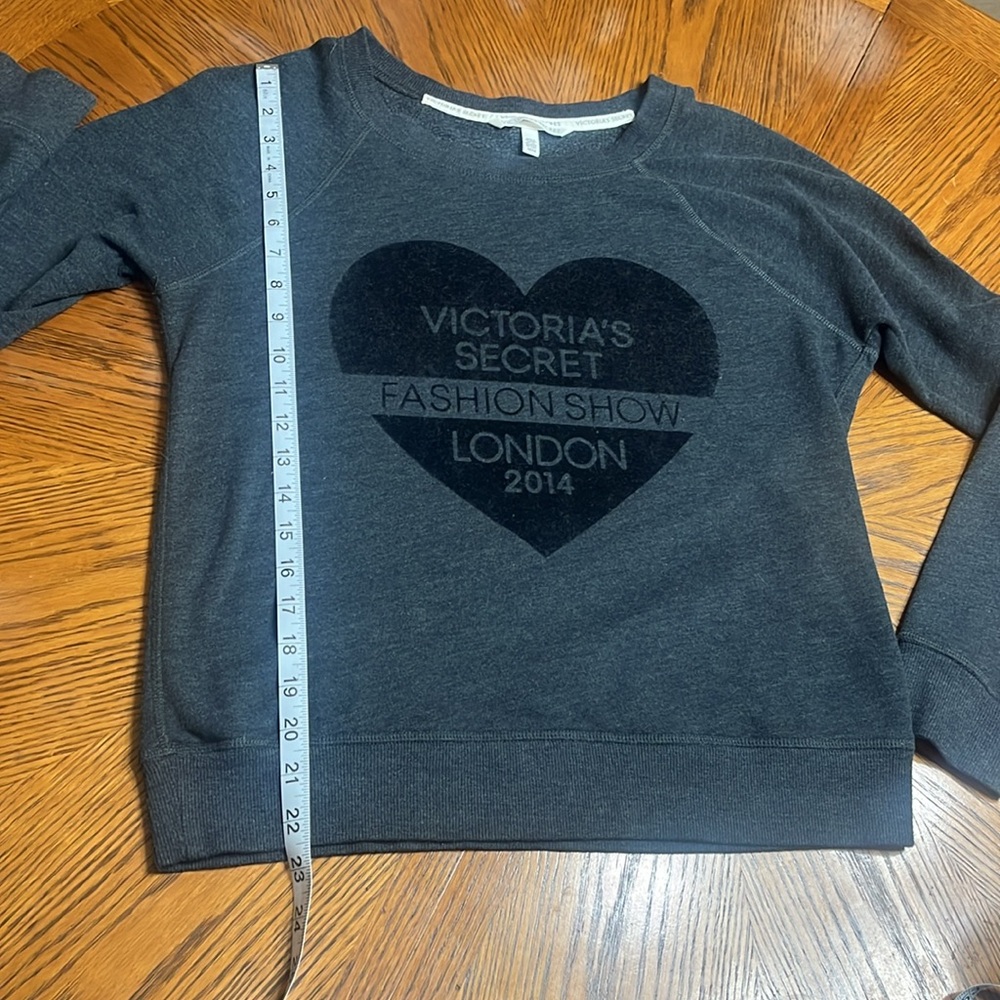 Victoria’s Secret • Velvet Heart VS Fashion Show 2014 Pullover Sweatshirt - Picture 7 of 8